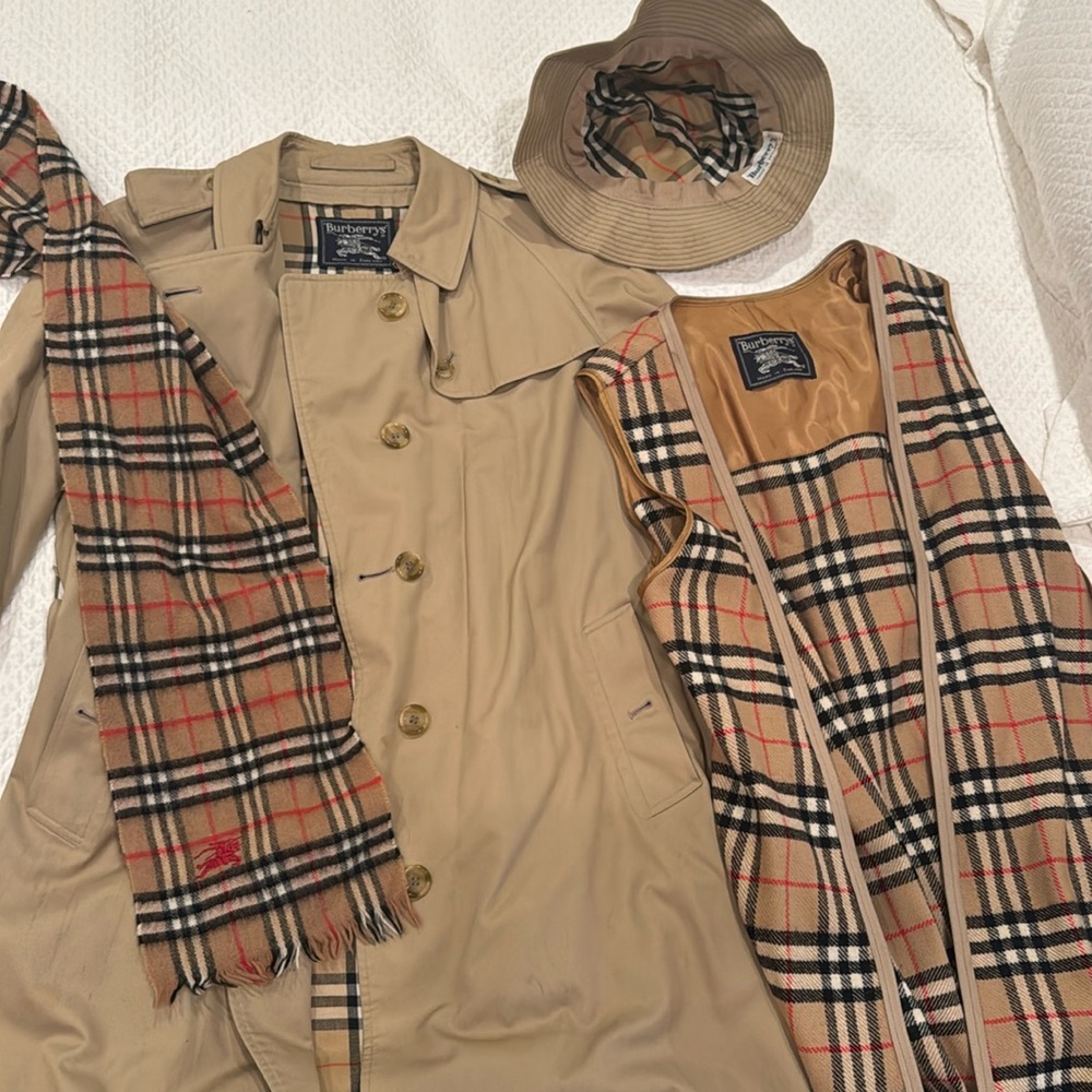 Stunning vintage Burberry trench coat with matching ensemble!